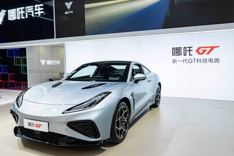 惠州240哪吒汽车在智能汽车领域的表现，领途汽车在新能源汽车市场中的影响力